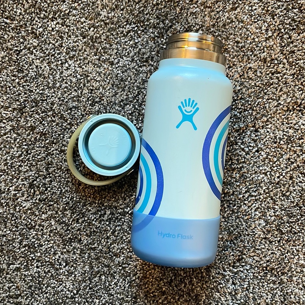 32 oz. HYDROFLASK with bumper